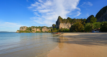 Rocky karst outcrop overlooking Railay West Beach on the Railay Peninsula in the Province of Krabi, Thailand, Southeast Asia © Alexandre ROSA