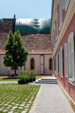 Pfarrrkirche Bad Radkersburg . Sturmschaden . Storm Damage . Abgedecktes Dach . Herabfallende Dachziegel