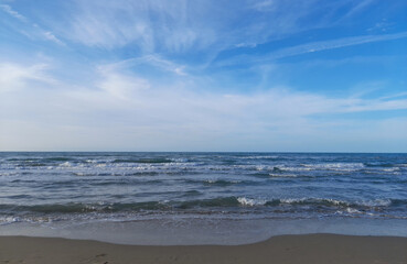 Spiaggia, mare ed orizzonte in Estate - vacanze