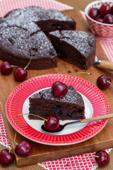 veganer Schokoladen-Kirschkuchen und frische Süßkirschen