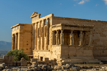acropole antiquit&eacute; ath&egrave;nes au coucher du soleil avec un ciel bleu