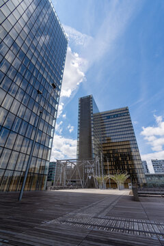 Paris, France - 19 juillet 2023: Vue ext&eacute;rieure d'une tour de la Biblioth&egrave;que Fran&ccedil;ois Mitterrand et de l'entr&eacute;e de la Biblioth&egrave;que Nationale de France (BNF) 