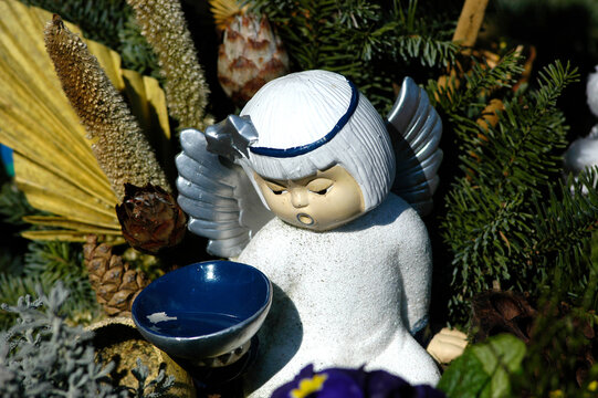 kleiner weisser Engel auf Kindergrab, Friedhof
