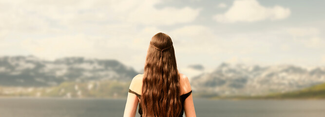 Frau mit langen Haaren vor einer Bergkette