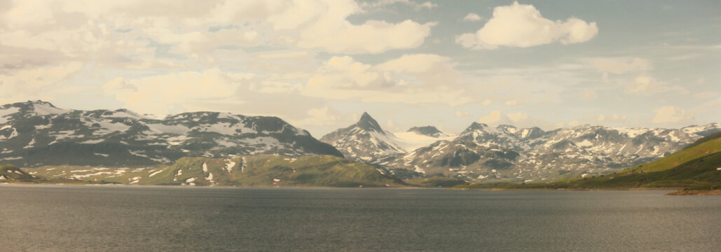 Panorama von einem Bergsee in Norwegen