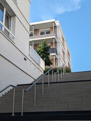 Modernes Stadtgeb&auml;ude mit Treppe