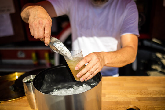 ein Cocktail mit Chrusheis wird vom Catering zubereitet