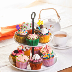 Cupcake, mesa com arranjo de cores e sabores
