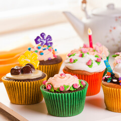 Cupcake, mesa com arranjo de cores e sabores
