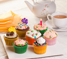 Cupcake, mesa com arranjo de cores e sabores