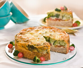 Torta de legumes servida na mesa