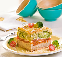 Torta de legumes servida na mesa