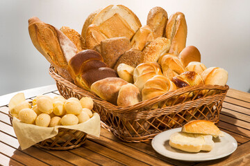 Cesta de pães diversos em fundo