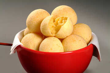 Pão de queijo , servido em cesta