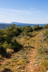 Fototapeta na wymiar Silhouette à l’horizon du Pic Saint-Loup et de l’Hortus depuis le Ranc de Banes, près de Sumène dans le sud des Cévennes