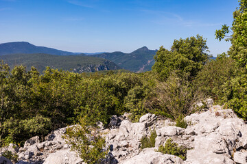 Paysage depuis le Ranc de Banas, près de Sumène dans le sud des Cévennes, sur le Pic d’Anjeau et, au premier plan, sur les falaises de la Réserve naturelle régionale de Combe Chaude