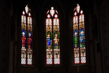 Obraz premium Vitraux de la nef de l'église Saint-Milliau à Plonévez-Porzay, Finistère, Bretagne, France