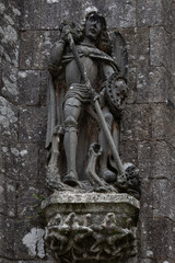 Statue de St-Michel-Archange terrassant le démon, église St-Milliau, Plonévez-Porzay, Finistère, Bretagne, France