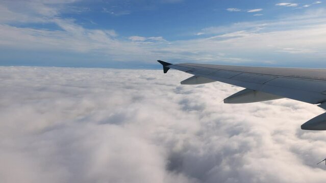 日本上空を飛行中の飛行機の窓から見える景色