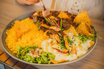 arroz con carne, pollo y totopos