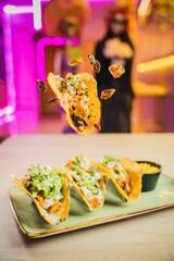 Tacos volando en el aire