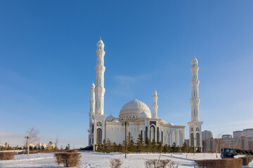 Obraz premium Panoramic view of snow-white modern Hazaret Sultan mosque sunny morning, Nur-Sultan, Astana, Kazakhstan. . High quality photo