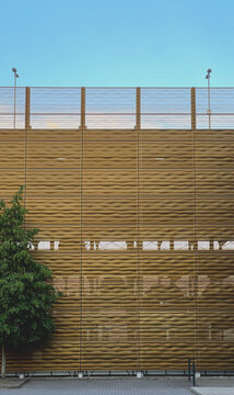 Parkhaus mit luftiger Blechfassade 