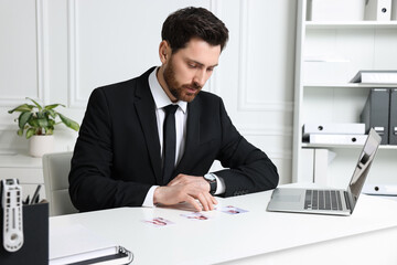 Naklejka premium Human resources manager choosing employee among different applicants in office