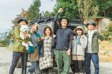 秋冬のアウトドア・キャンプ場にキャンプに来た仲間達（男女・アジア人）
