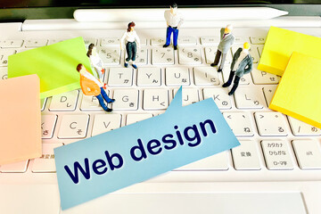 Webデザインを制作するビジネスパーソン