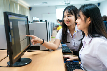 Fototapeta na wymiar Asian girls students studying computer subject in computer classroom