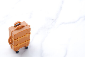 スーツケースを用意して海外旅行へ出かけるイメージ