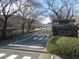 鎌倉霊園の太刀洗門（正門）