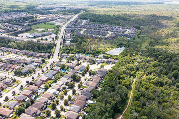 Fototapeta na wymiar Discover the power of aerial imagery with our high-quality drone photos capturing stunning views of real estate houses in thriving Barrie, Ontario. 