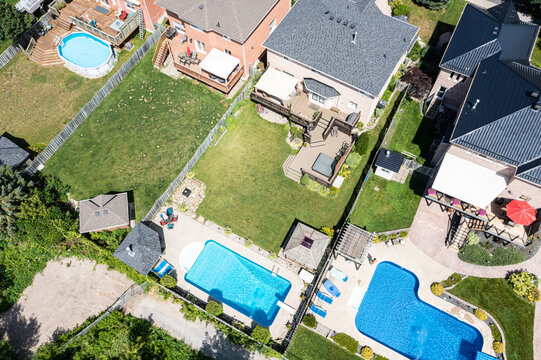 Discover the power of aerial imagery with our high-quality drone photos capturing stunning views of real estate houses in thriving Barrie, Ontario. 