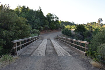 Fototapeta premium Dirt Road over Old Wooden One Lane Bridge in California