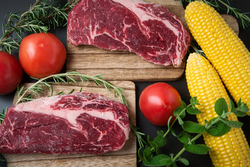 夏だ！新鮮な肉と野菜を用意して、みんなでバーベキューを楽しもう