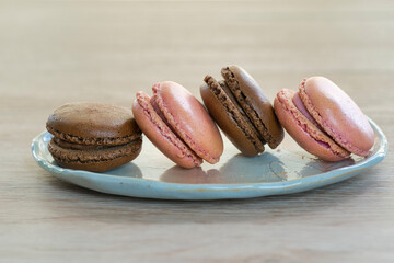 チョコ色とピンクのマカロン