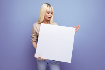 Naklejka premium young woman showing paper sheet with blank space for notes