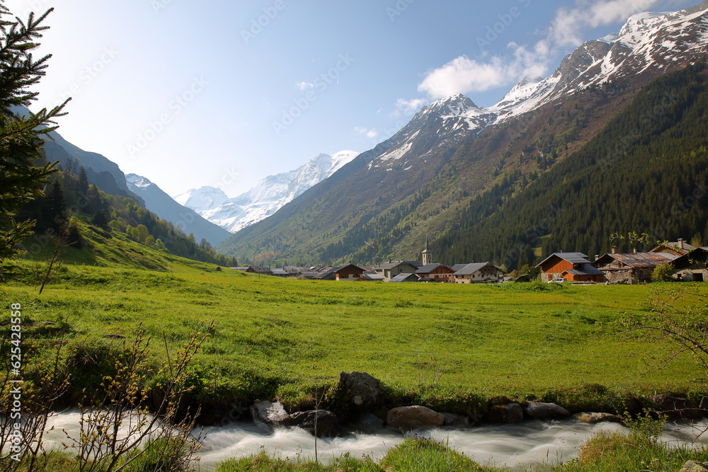 Wall mural general view of the valley of champagny le haut, vanoise national park, northern french alps, tarent