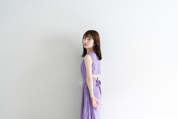 爽やかなワンピースの女性