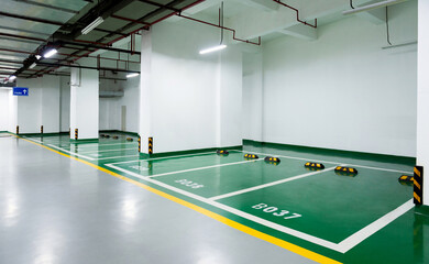 Empty parking lot in an underground garage © xy