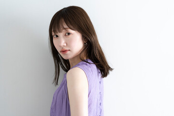 爽やかなワンピースの女性