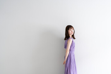 爽やかなワンピースの女性
