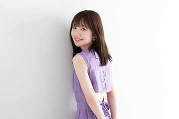 爽やかなワンピースの女性