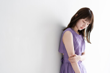 爽やかなワンピースの女性
