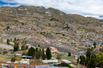 Obraz premium Overland travels in Bolivia, South America: Exploring the mountainous outskirts of the highest-lying administrative capital in the world: La Paz