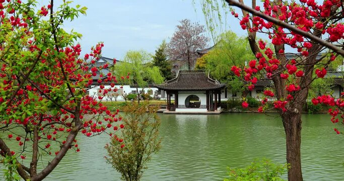 Slender West Lake is located in the northwest suburb of Yangzhou City. It has formed a basic pattern in the Kang-Qian period of the Qing Dynasty, and has the reputation of "garden abundance, the best 