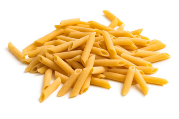 Penne lisce, tipico formato di pasta tradizionale italiana su fondo bianco 