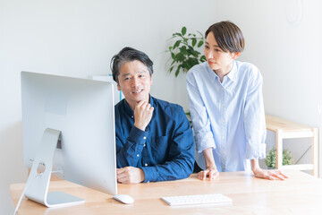 カジュアルな服装のビジネスマン男女